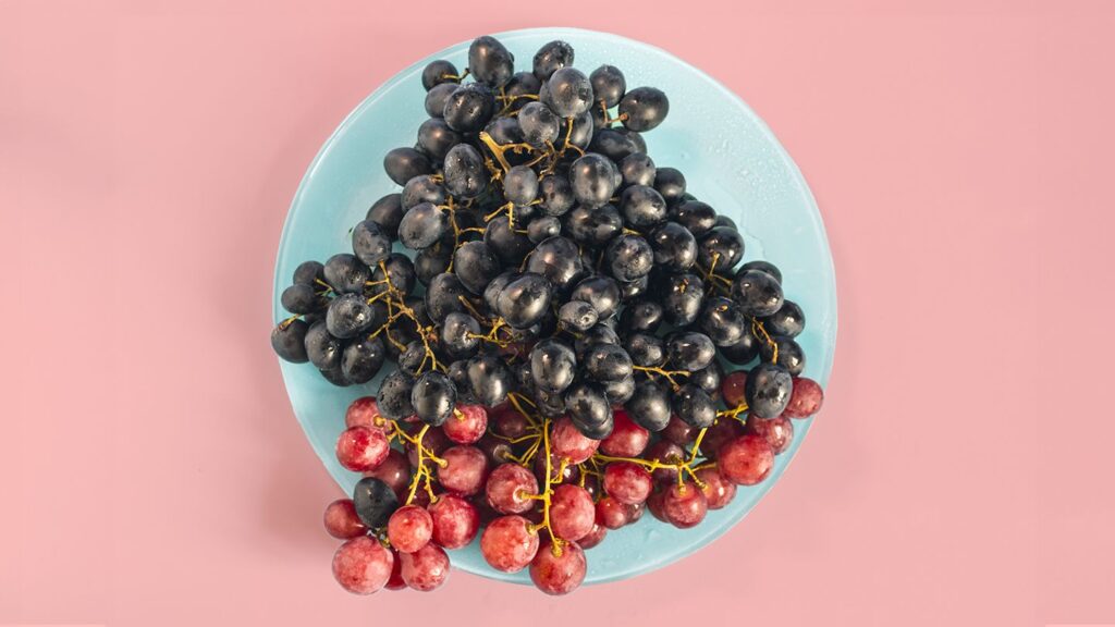 Black Grapes vs. Red Grapes: Which to Eat for Health