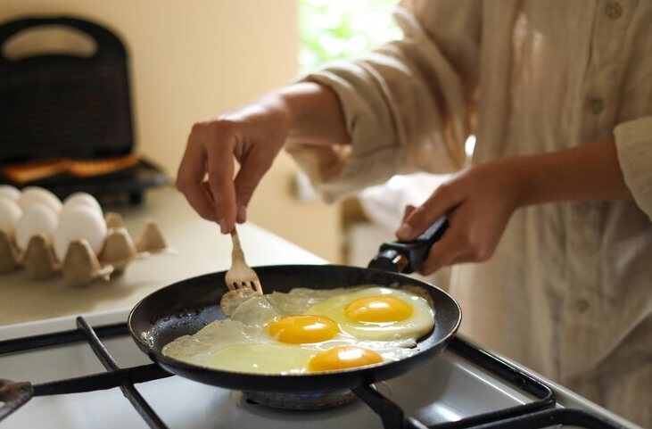 Is Frying Eggs Healthy? Details About Oils, Cholesterol & Nutrition Is Frying Eggs Healthy? Details About Oils, Cholesterol & Nutrition